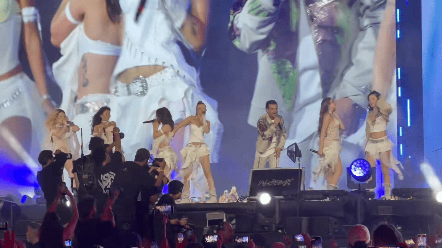 Kenan Doğulu Manifestival’de “Shake It Up Şekerim” ile Halay Çekti