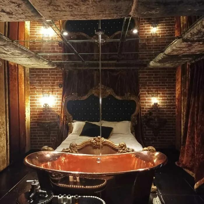 Küveti musluktan değil tavandan dolduran otel odası