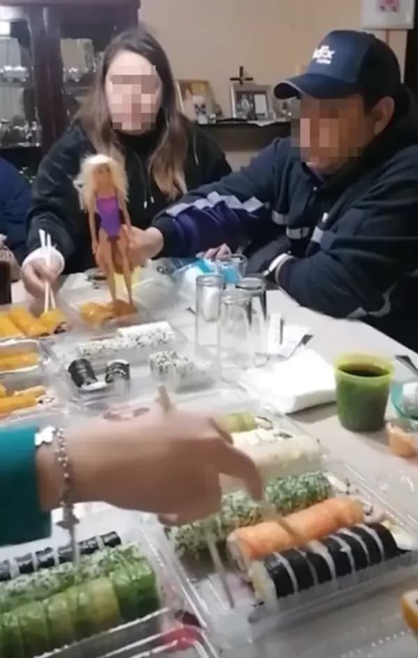 Suşi İçin Barbie Bebeği Yemek Çubuğu Oldu