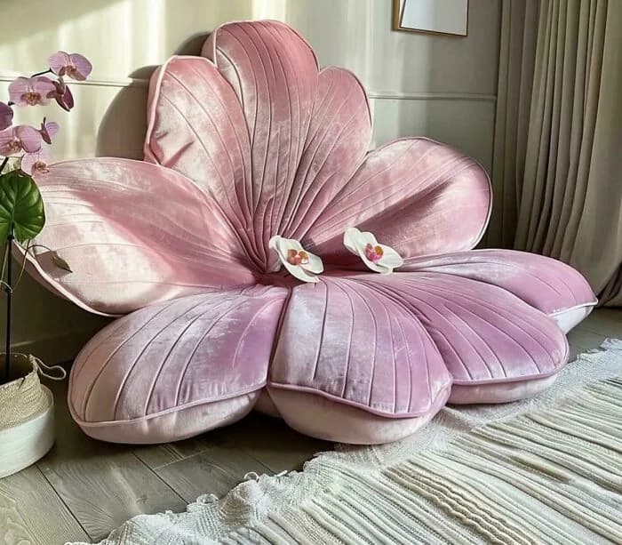 Dev pembe çiçeğin içine oturuyorsun