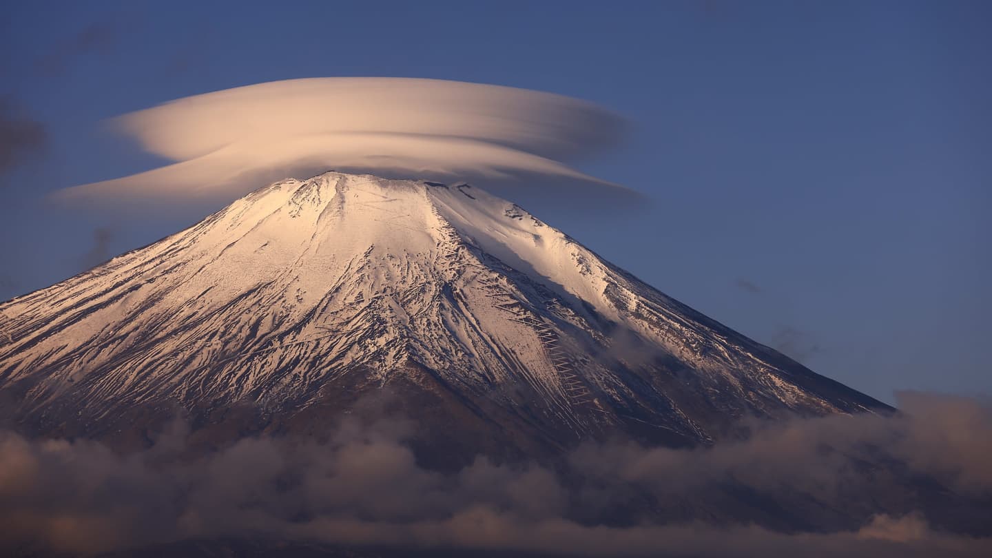 Fuji Dağı'nın üzerinde kusursuz bir UFO gibi duran bu bulut gerçek bir fotoğraf mı?
