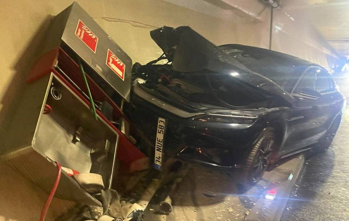 İstanbul Avrasya Tüneli'nde Kaza ve Su Baskını Trafiği Durdurdu