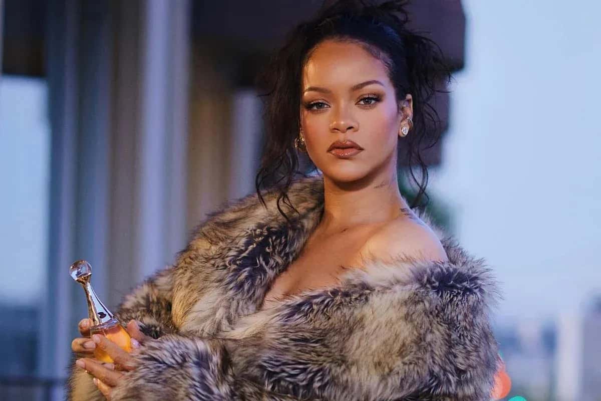 Rihanna Ankara Esenboğa Havalimanı'nı Instagram'da Takip Etmeye Başladı