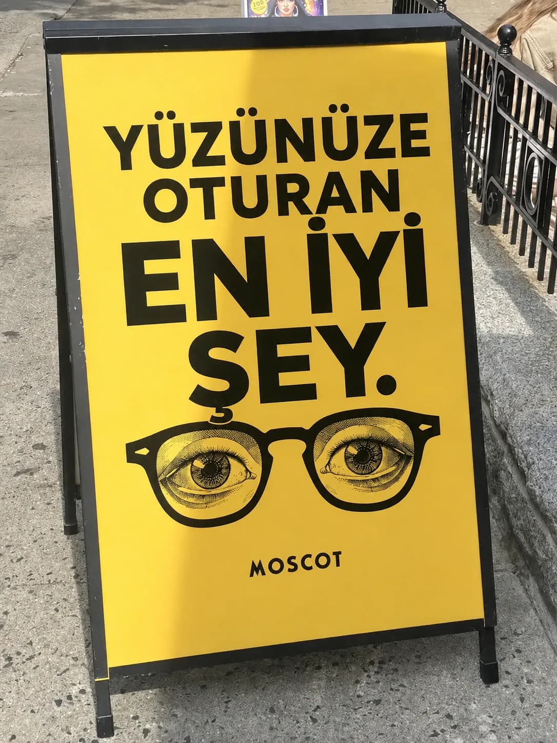 Çift Anlamlı Gözlükçü Reklamı