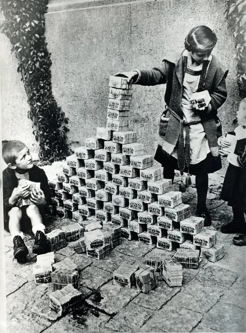 Hiperenflasyon Öyle Kötüydü ki Çocuklar Banknotlarla Oynuyordu