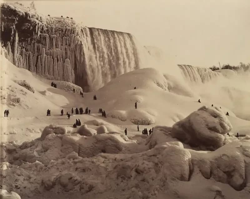 İnsanların Üzerinde Yürüdüğü Donmuş Niagara Şelalesi