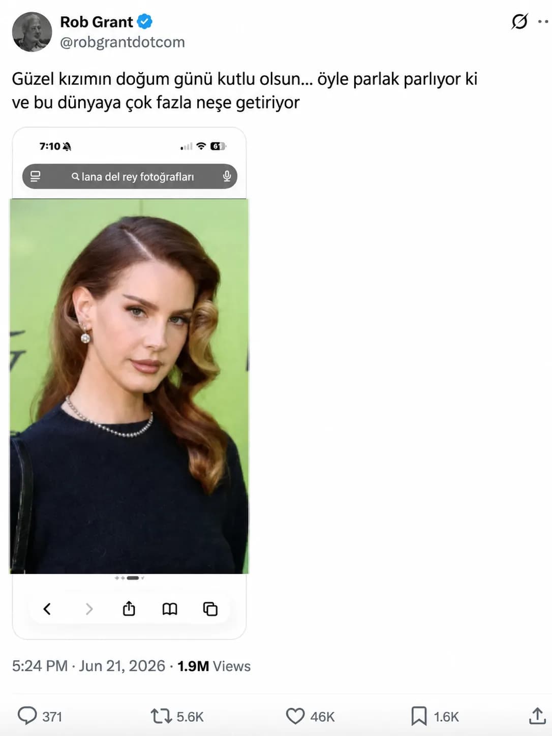 Lana Del Rey’in Babasının Kırpmayı Unuttuğu Arama Çubuğu