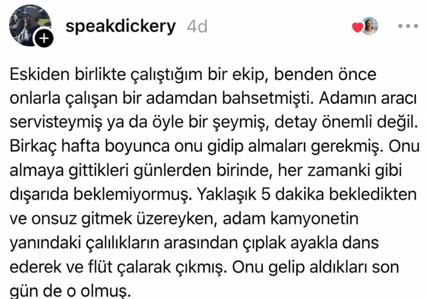 Flüt çalarak çalıların arasından çıkan iş arkadaşı