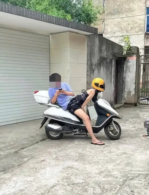 Elbiseli kadın mı bu? Hayır, adamın dizleri optik oyun yapıyor