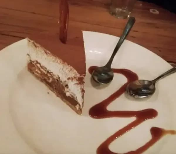 Tabağın içinde kaybolmuş tiramisu