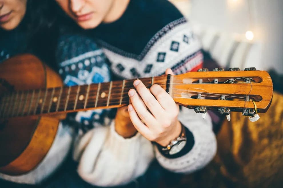 Eşinin gitar çalabildiğini, evlendikten dört yıl sonra öğrendi.