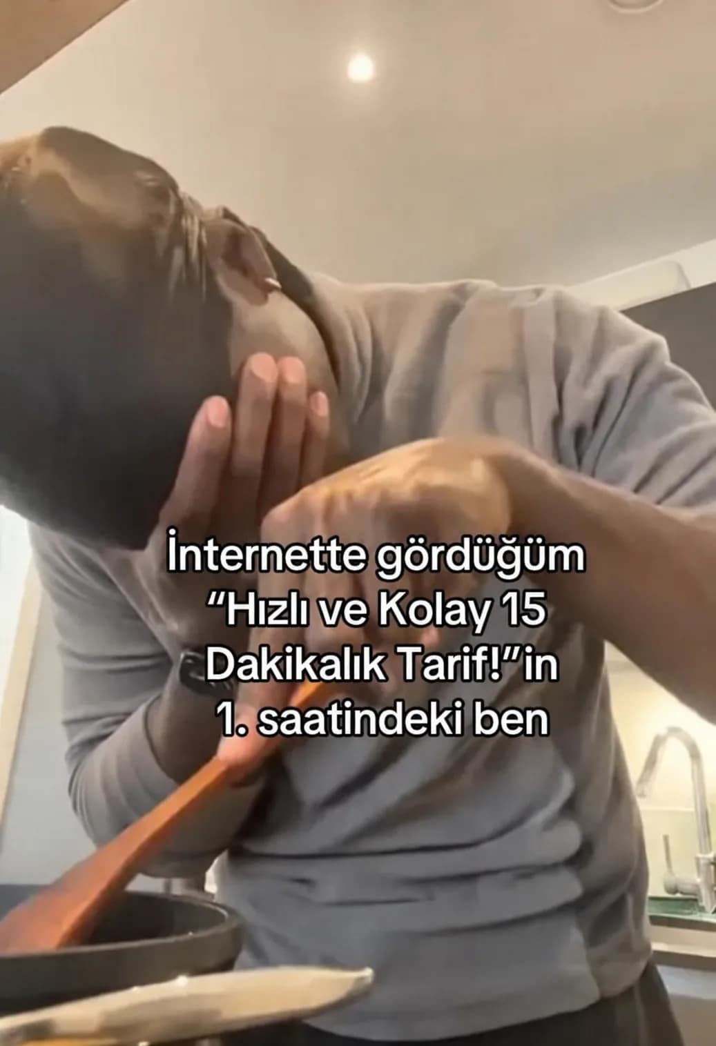 İnternetteki “15 Dakikada Hazır” Tarifi Bir Saat Sonra Hâlâ Yapıyor Olmak