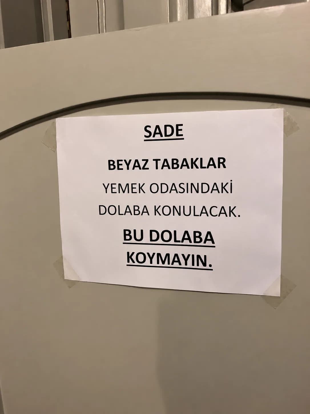 Ve Evet, Dolabın Kapağında da Aynı Uyarı Var