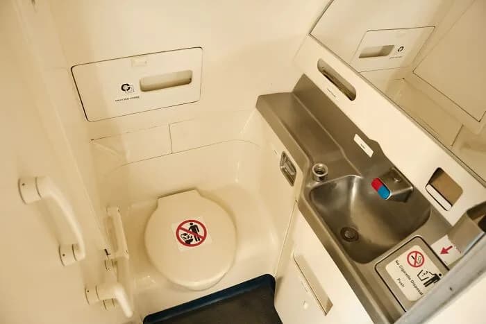 Kabin Görevlisinin Tek Bir Uyarısı Var: Uçak Tuvaletine Yalınayak Girmeyin