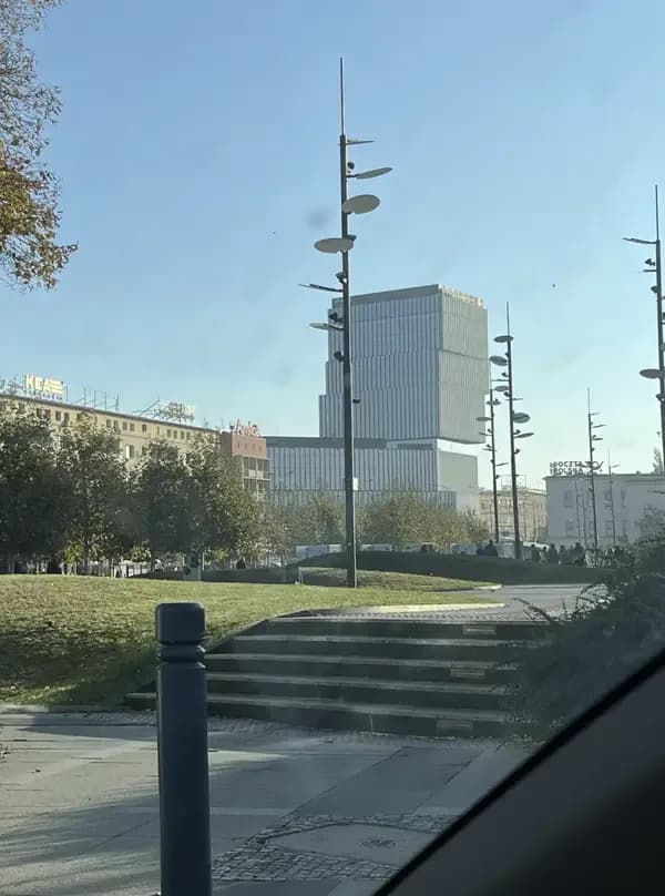 Alt katları yokmuş gibi havada duran bina