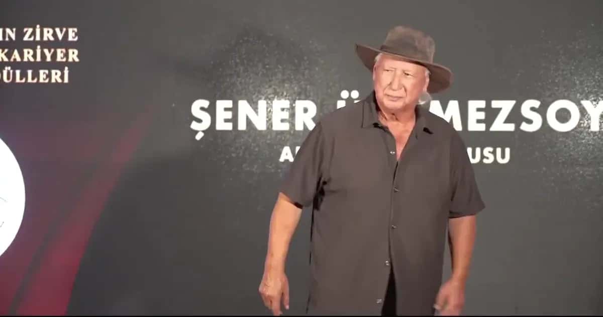 76 Yaşındaki Şener Üşümezsoy, Ödül Gecesinde Sahnede Kıyafetini Çıkarıp Kaslarını Gösterdi!