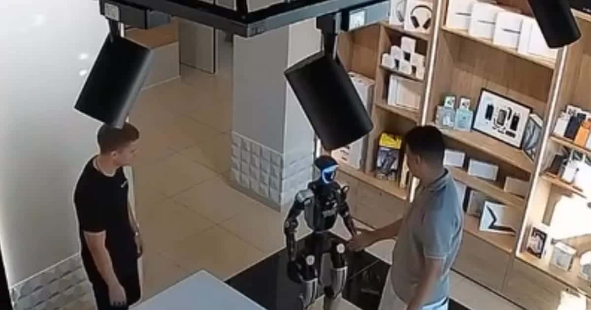 Rusya'da Bir Müşteri Mağazadaki Robotu İtti: Saniyeler Sonra Robot Tekme Savurmaya Başladı